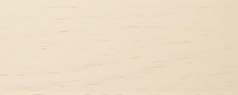 Nært bilde av en solid teksturert treflate som symboliserer pålitelighet og naturlige materialer